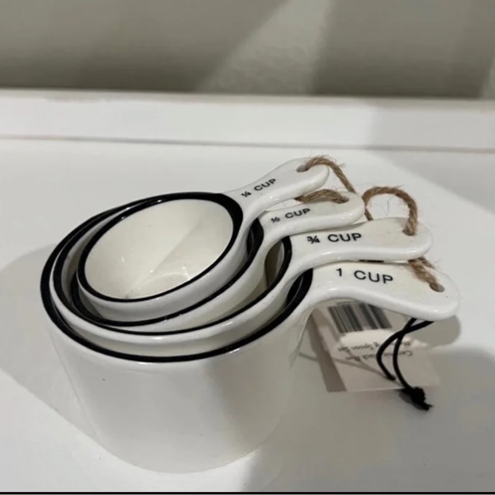Magnolia measuring cups